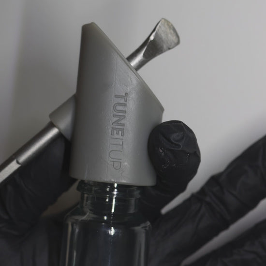 Met de AsbestTool van TuneItUp neemt u veilig en eenvoudig asbestmonsters uit muur- en plafondpleister; de luchtdichte, transparante monsterhouder toont de hoeveelheid en zorgt dat het monster veilig vervoerd wordt en ongecontamineerd bij het laboratorium aankomt.