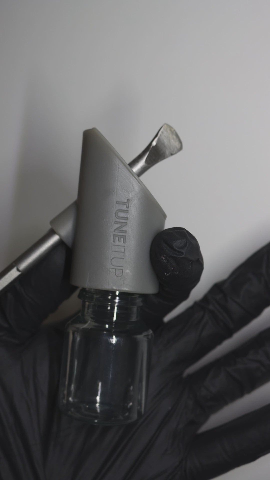 Met de AsbestTool van TuneItUp neemt u veilig en eenvoudig asbestmonsters uit muur- en plafondpleister; de luchtdichte, transparante monsterhouder toont de hoeveelheid en zorgt dat het monster veilig vervoerd wordt en ongecontamineerd bij het laboratorium aankomt.